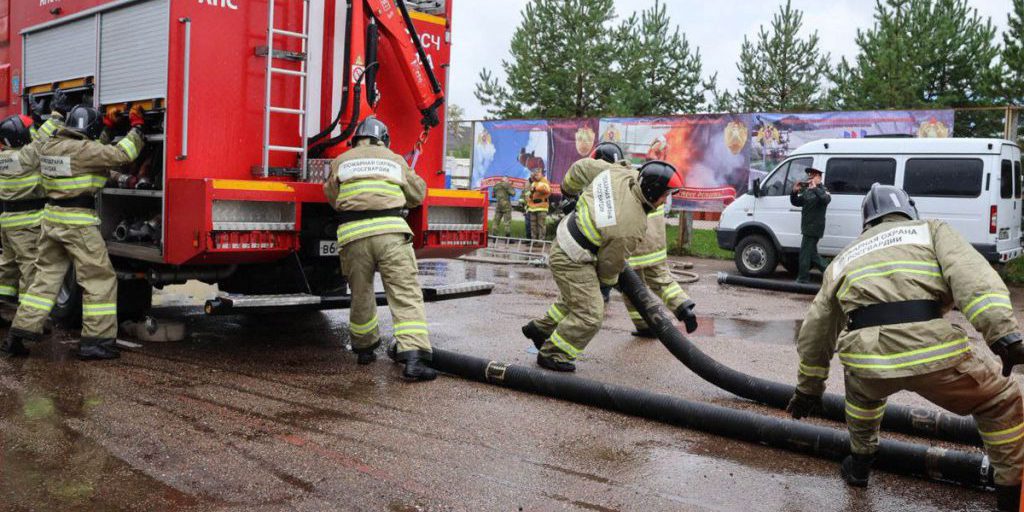 Ufficiale della Rosgvardiya vince campionato di salvataggio antincendio in Russia