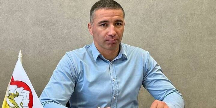 Partecipante alla SVO della North Ossetia inizia stage presso l'amministrazione del distretto di Pravoberezhny per acquisire esperienze amministrative