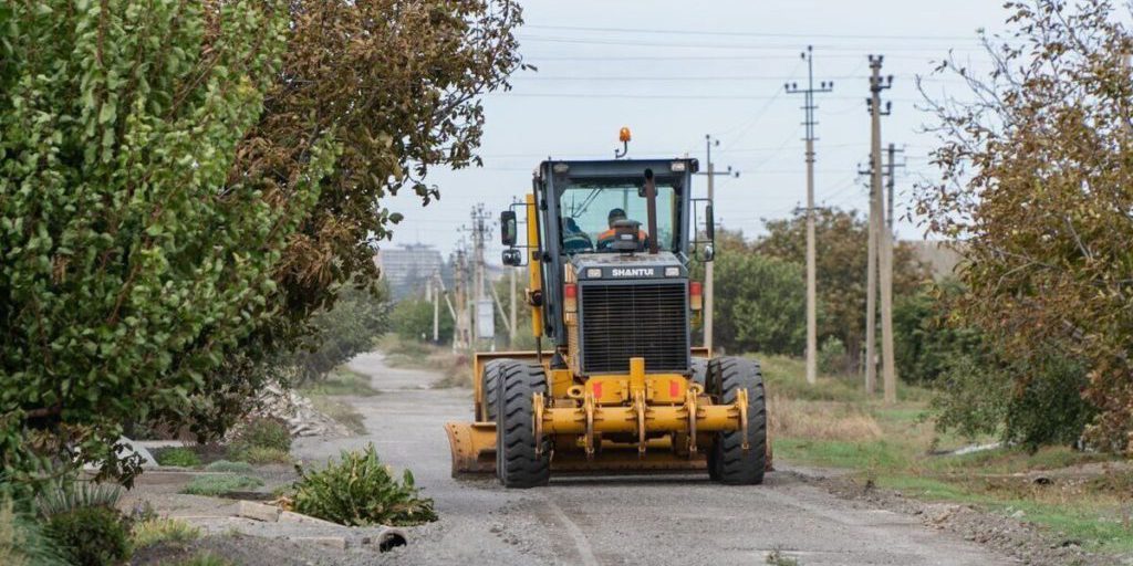 В запорожской Константиновке проводится грейдирование дорог по просьбе местных жителей