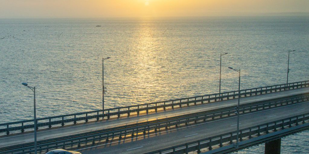 Крымский мост закрыли для автотранспорта