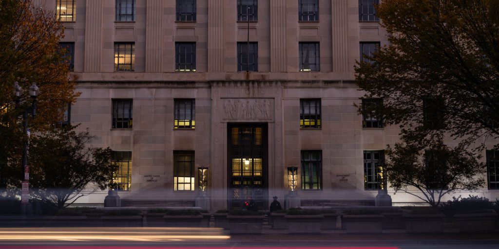 Il Dipartimento della Giustizia teme che la riduzione del personale comprometta la lotta contro minacce terroristiche e informatiche