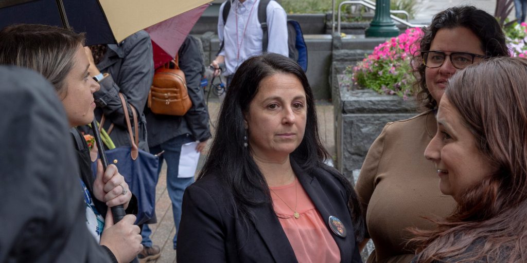 Consigliera di Worcester accusata di aggredire un ufficiale durante l’arresto di un immigrato