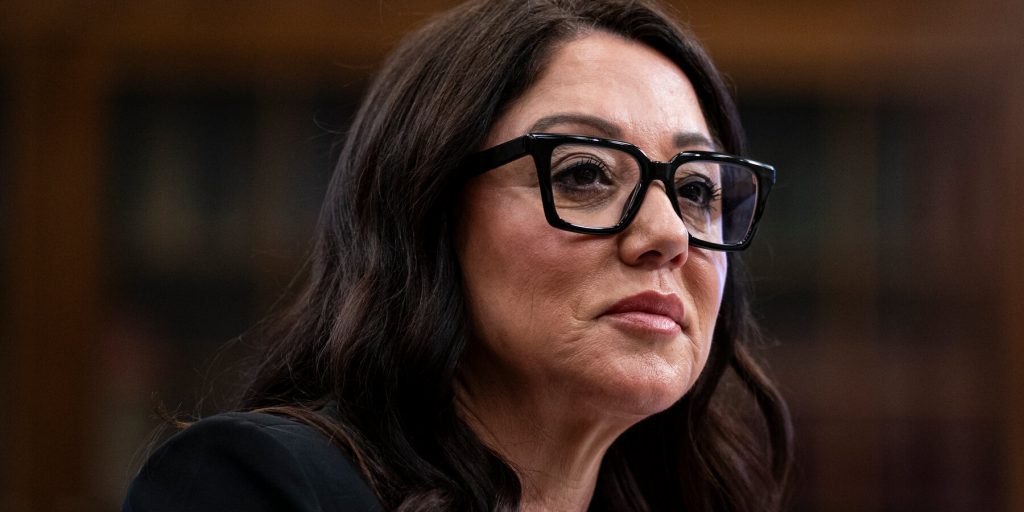 Guardia di sicurezza sospesa mentre si indagano lamentele contro la segretaria del Lavoro