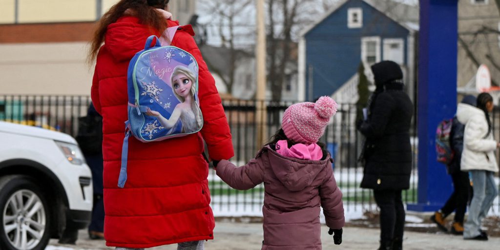 Arresti ICE vicino alle scuole suscitano preoccupazione tra famiglie e insegnanti