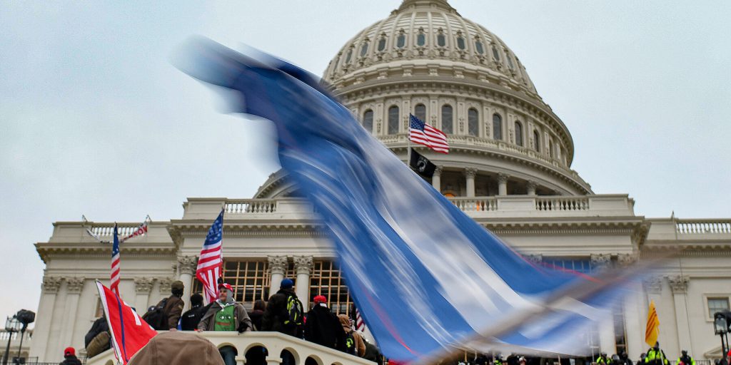 Il perdono non basta: l’importanza di programmi di reintegrazione per i partecipanti al 6 gennaio