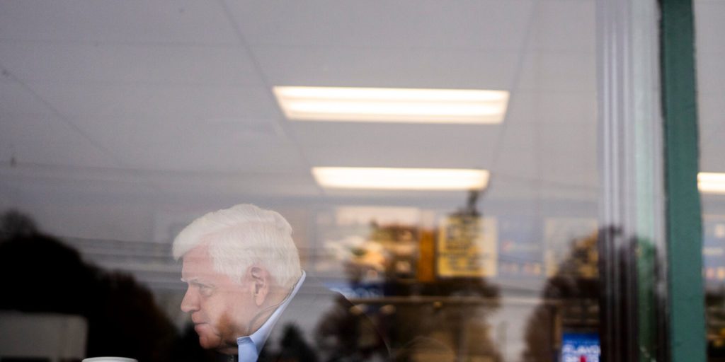 John Larson, 77 anni, difende la sua esperienza contro le sfide dei giovani candidati