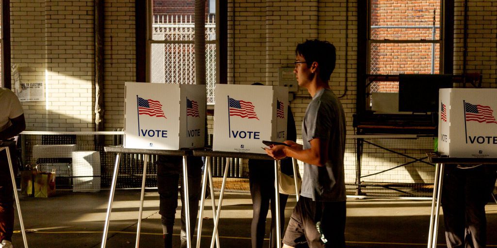 Revisione iniziale non rileva votazioni illegali diffuse da migranti, confutando affermazione di Trump