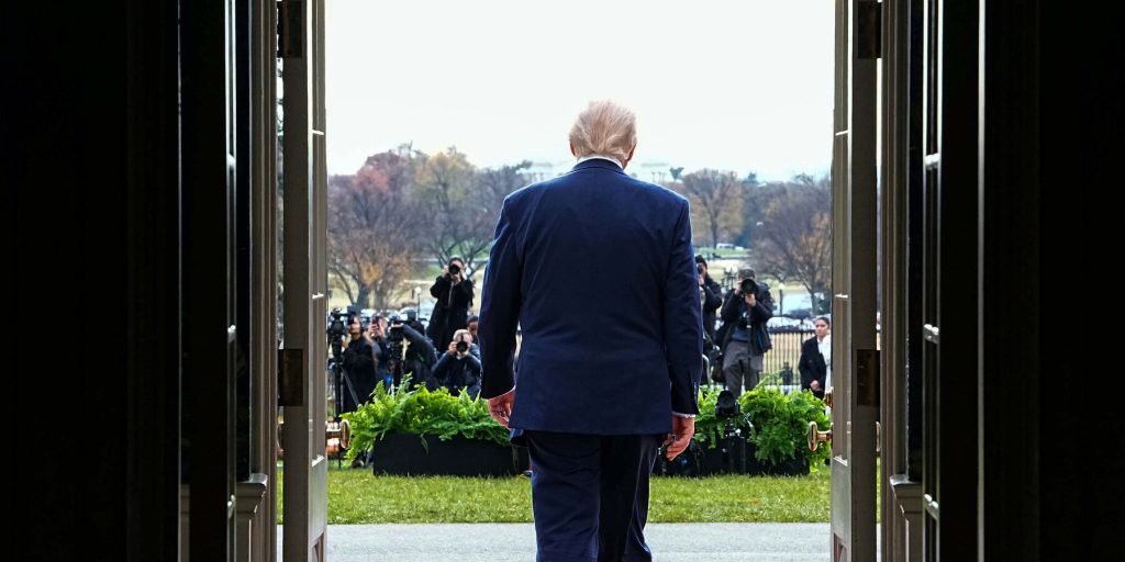 Trump amplia il potere esecutivo e assume atteggiamenti regali