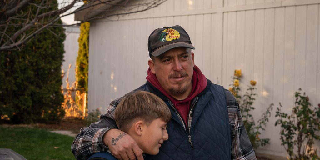 Vigile del fuoco Luis Martinez affronta cancro, debiti e la paura di separarsi dal figlio