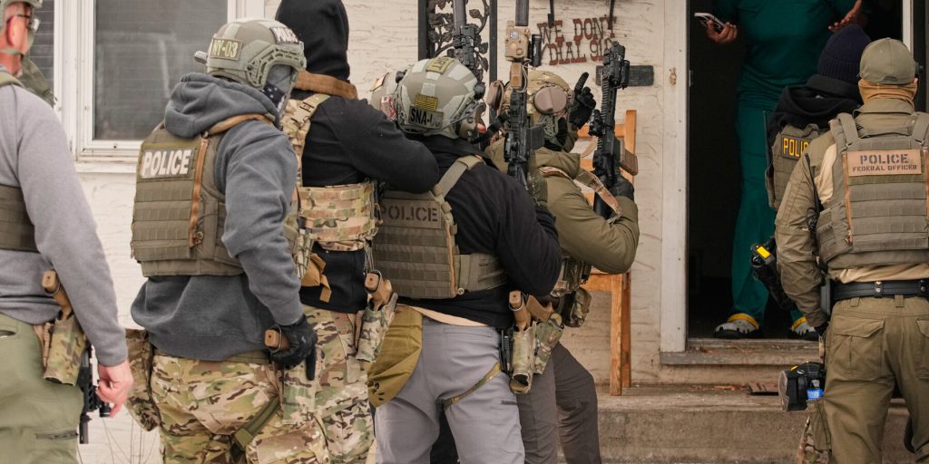 ICE porta armi di grado militare nelle abitazioni del Minnesota