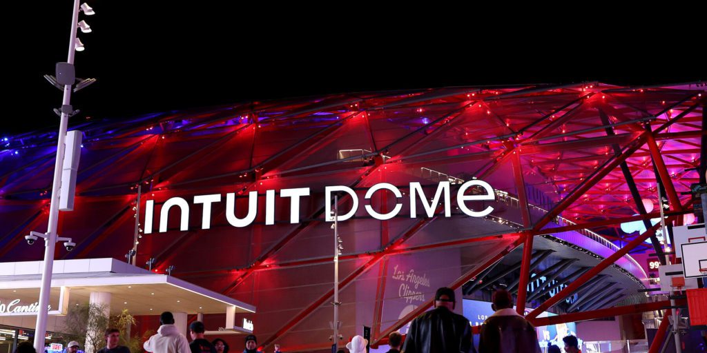 Los Angeles introduce nuovo modello di business: le aziende pagano per mantenere i loro nomi sugli stadi olimpici