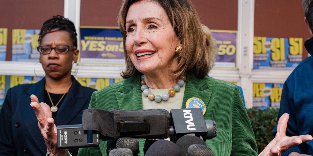 Addio di Nancy Pelosi al Congresso: la fine di un'era per il Partito Democratico americano

La Ex Presidente della Camera dei Rappresentanti Nancy Pelosi Si Ritirerà dal Congresso
La rappresentante Nancy Pelosi, l'unica donna a ricoprire la carica di presidente della Camera dei Rappresentanti, ha annunciato che non si candiderà per le prossime elezioni. Durante il suo mandato, ha esercitato un immenso potere e si è affermata come un'icona del Partito Democratico, mentre è stata demonizzata dai conservatori.

Approfondimento
La decisione di Nancy Pelosi di ritirarsi dal Congresso segna la fine di un'era per il Partito Democratico. La sua leadership e il suo impegno hanno lasciato un'impronta duratura nella politica americana. La sua capacità di esercitare il potere e di influenzare le decisioni politiche ha fatto di lei una figura rispettata e temuta.

Possibili Conseguenze
Il ritiro di Nancy Pelosi dal Congresso potrebbe avere conseguenze significative per il Partito Democratico e per la politica americana in generale. La sua assenza potrebbe creare un vuoto di leadership e influenzare le strategie politiche del partito. Inoltre, la sua decisione potrebbe avere un impatto sulle prossime elezioni e sulla composizione del Congresso.

Opinione
La decisione di Nancy Pelosi di ritirarsi dal Congresso è stata accolta con sentimenti misti. Alcuni la vedono come un'opportunità per il Partito Democratico di rinnovarsi e di trovare nuove leadership, mentre altri la considerano una perdita per la politica americana. In ogni caso, la sua eredità e il suo impatto sulla politica americana saranno ricordati per anni a venire.

Analisi Critica dei Fatti
La decisione di Nancy Pelosi di ritirarsi dal Congresso è il risultato di una carriera lunga e impegnativa. La sua leadership e il suo impegno hanno lasciato un'impronta duratura nella politica americana. Tuttavia, la sua decisione potrebbe anche essere vista come un segno dei tempi, in cui la politica americana sta cambiando e nuove figure stanno emergendo.

Relazioni con altri fatti
La decisione di Nancy Pelosi di ritirarsi dal Congresso è collegata ad altri eventi politici significativi. La sua leadership e il suo impegno hanno influenzato le decisioni politiche del Partito Democratico e hanno contribuito a definire l'agenda politica americana. Inoltre, la sua decisione potrebbe avere un impatto sulle prossime elezioni e sulla composizione del Congresso.

Contesto storico
La carriera di Nancy Pelosi si è svolta in un contesto storico significativo. La sua leadership e il suo impegno hanno coinciso con eventi politici importanti, come la presidenza di Barack Obama e la lotta per i diritti civili. La sua decisione di ritirarsi dal Congresso segna la fine di un'era e l'inizio di una nuova fase nella politica americana.

Fonti
La notizia della decisione di Nancy Pelosi di ritirarsi dal Congresso è stata riportata da diverse fonti, tra cui NPR e The New York Times. La fonte originale dell'articolo è NPR, che ha pubblicato la notizia il [data].