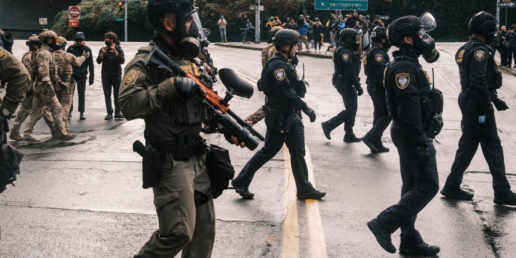 Blocco della Guardia Nazionale a Portland: il Giudice dell'Oregon si Pronuncia sulla Disputa sulla Gestione dell'Ordine Pubblico