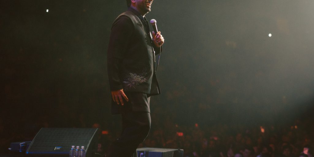 Spettacoli di commedia in hindi attirano pubblico negli Stati Uniti