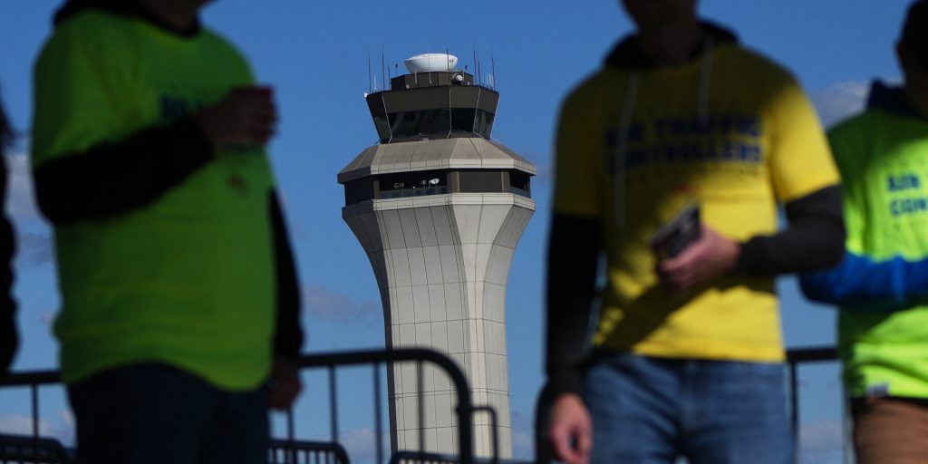 Chiusura del governo: i controllori del traffico aereo cercano un secondo lavoro per sopravvivere senza stipendio