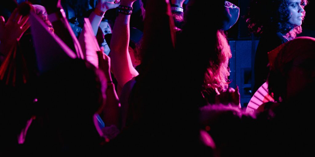 New York: i club vietano i telefoni per vivere la notte in presenza