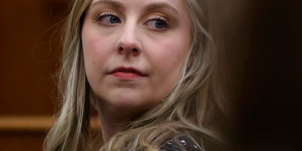 Giuria assegna 10 milioni di dollari all'insegnante ferita da uno studente di 6 anni armato di pistola in classe