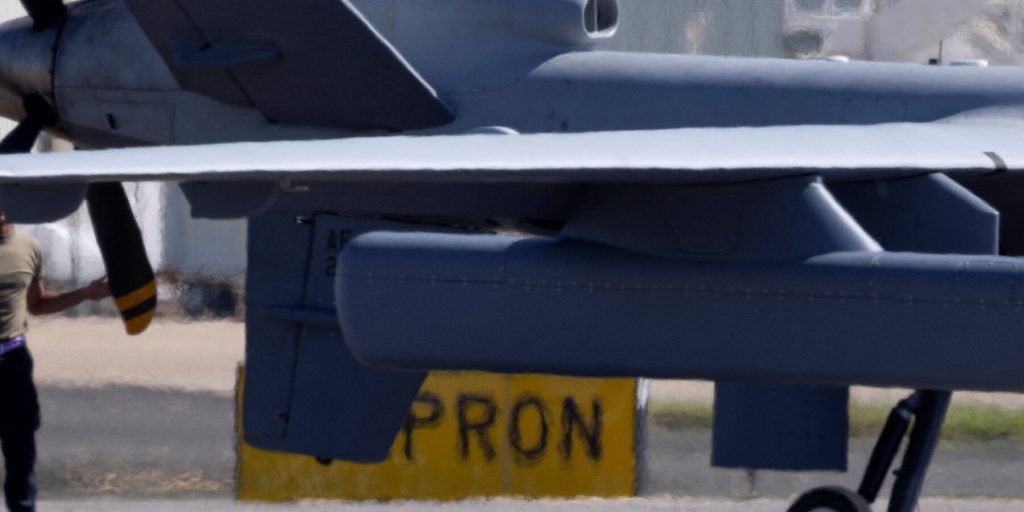 La decisione dell'amministrazione Trump di escludere gli attacchi aerei dalle limitazioni della legge sui poteri di guerra: implicazioni e conseguenze per il futuro delle operazioni militari degli Stati Uniti