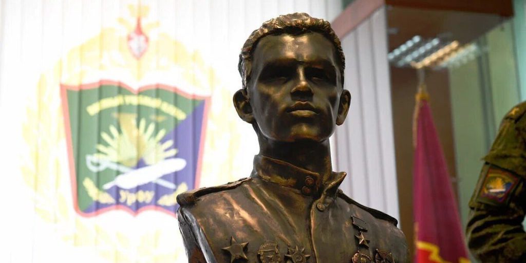 В военном учебном центре УрФУ открыли бюст летчика Бориса Россохина