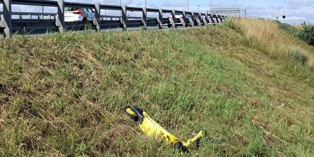 Хмельной самокатчик умер под колёсами «Приоры» на трассе в Ленобласти