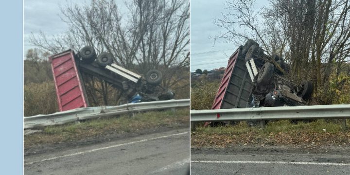 В Белгородском районе грузовик свалился в кювет: пострадал водитель