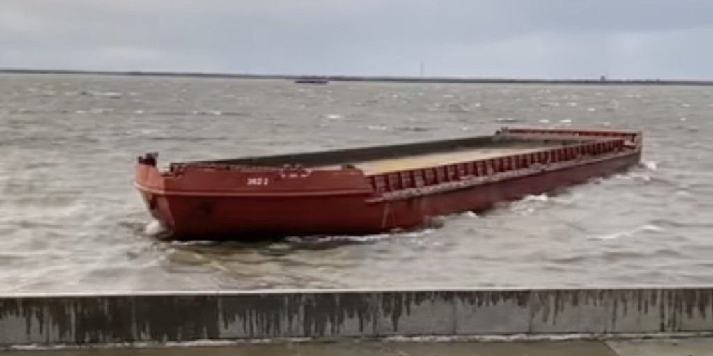 В Архангельске баржа «ЭКО-2» врезалась в набережную