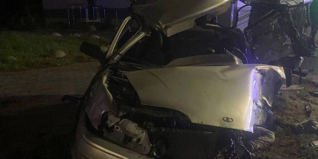 Серьезная авария произошла в Твери: водитель влетел в рекламный щит