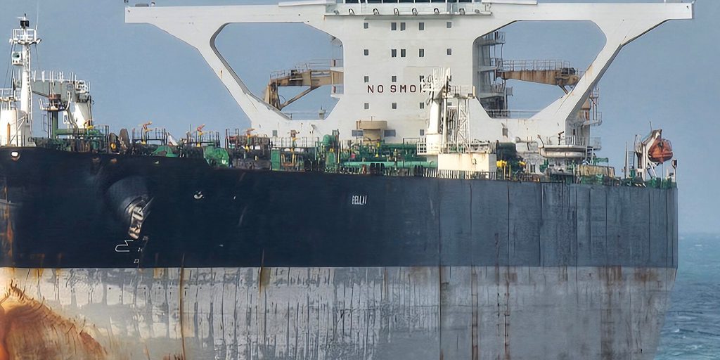 Trasportatore di petrolio in fuga dalla Guardia Costiera degli Stati Uniti comunica la propria posizione nell'Atlantico settentrionale