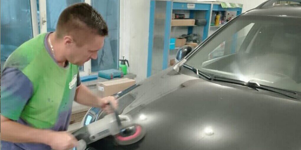 Un imprenditore russo trova successo con la verniciatura auto grazie a un contratto sociale