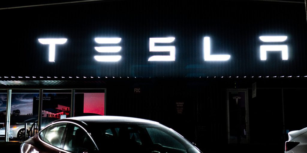 Tesla registra calo del 9% nelle vendite 2025, lasciata indietro da BYD.