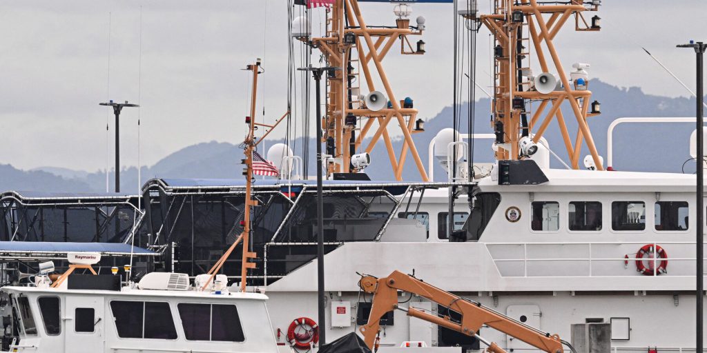 Guardia Costiera in cerca di sopravvissuti dopo incidenti con imbarcazioni in mare agitato