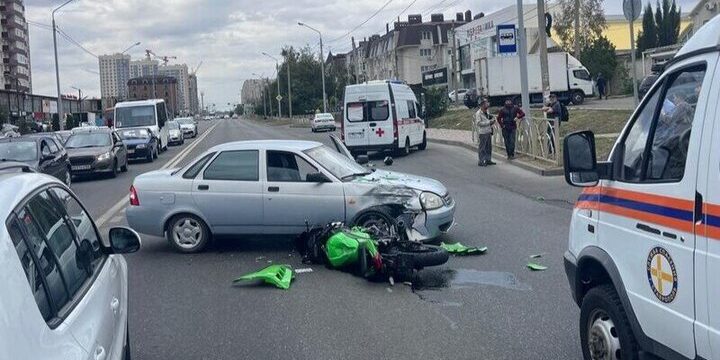 "Grave incidente stradale a Stavropol: motociclista ferito in collisione con una Lada Priora"