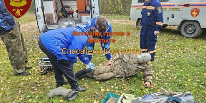 Operazione di salvataggio nel bosco di Kostroma: cercatore di funghi evacuato con successo dopo grave infortunio