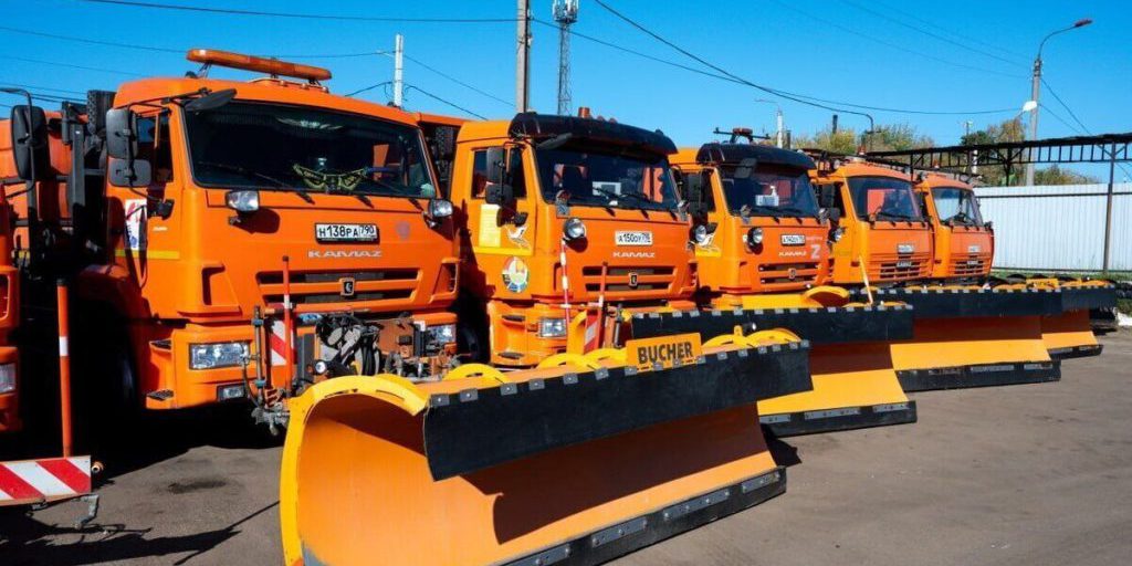 Preparativi per l'inverno a Serpuchov: verifica della tecnica speciale per garantire la sicurezza e la pulizia delle strade