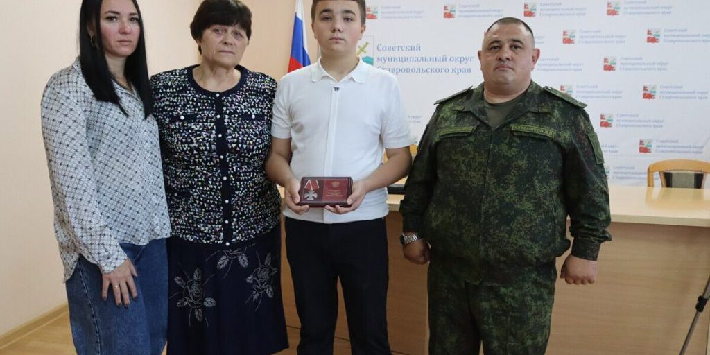 Cerimonia di consegna di ordini di coraggio alle famiglie dei defunti eroi di Stavropol'