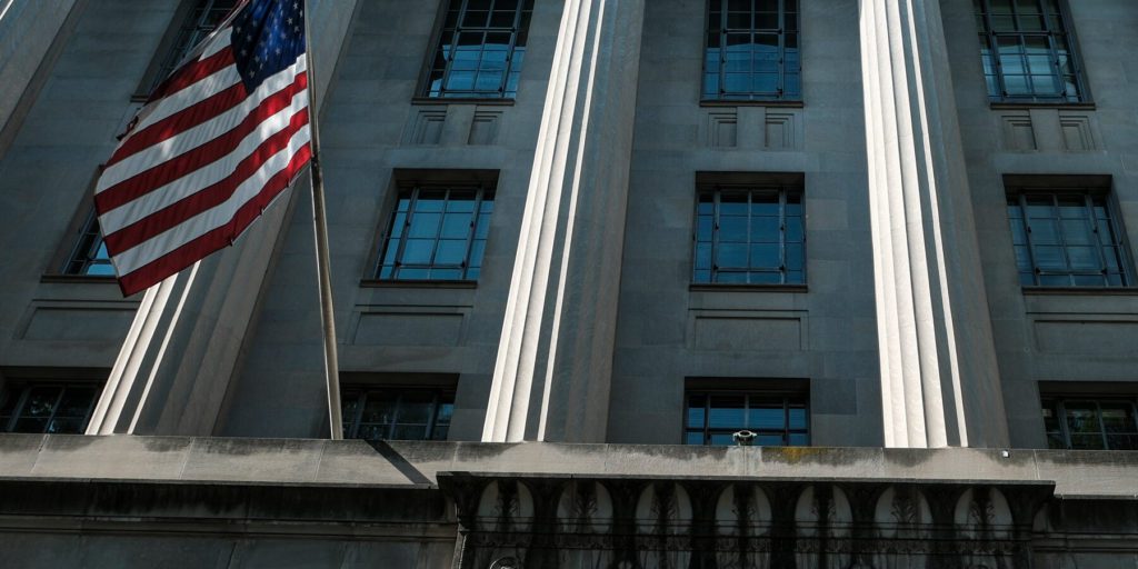 Il Caso del Procuratore Licenziato: Critiche al Dipartimento di Giustizia per Presunte Pressioni Politiche