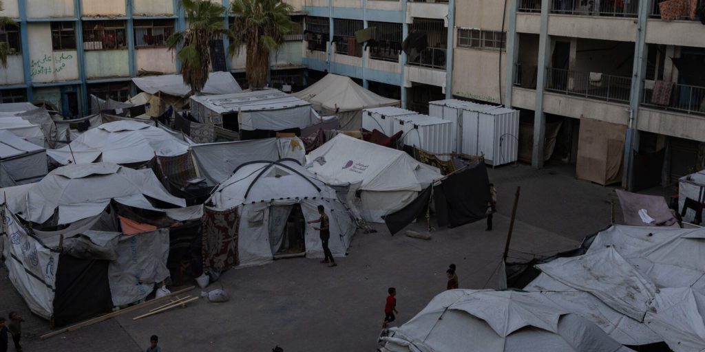 Trump Invita Israele a Porre Fine ai Bombardamenti su Gaza nella Speranza di una Pace Duratura in Medio Oriente