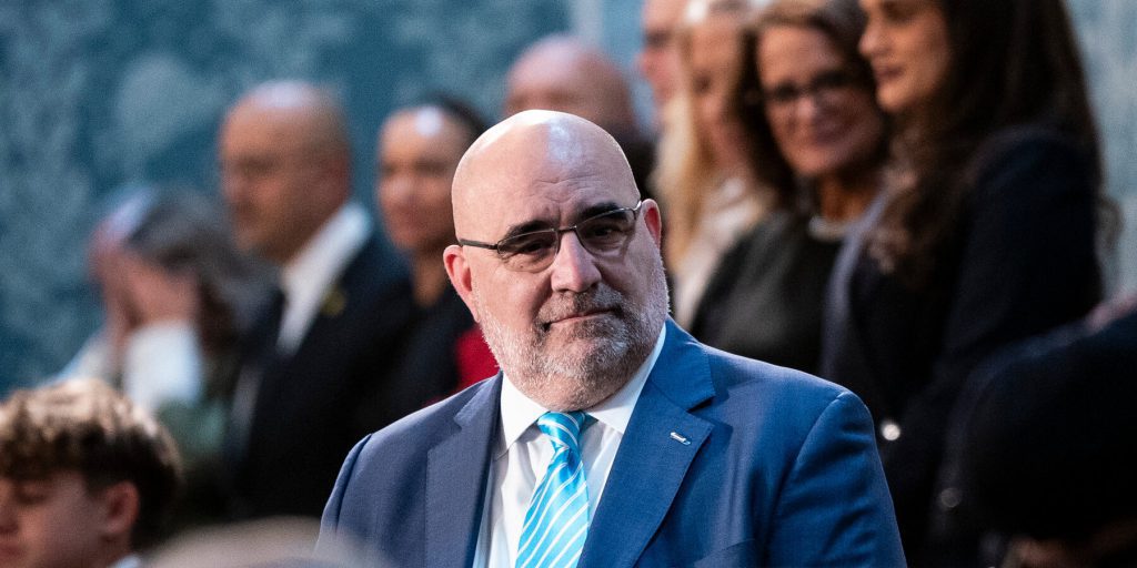 Consiglieri di Trump ricevono oltre 1,6 milioni di dollari dall'opposizione albanese: implicazioni sulla trasparenza politica