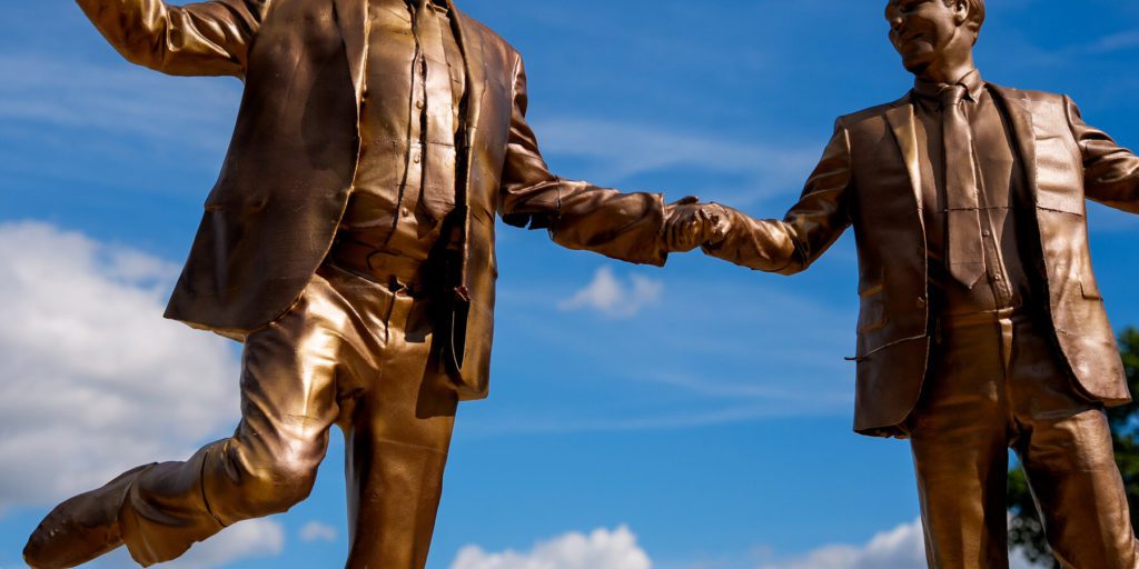 Statua di Trump e Epstein al National Mall ritorna a far discutere l'opinione pubblica