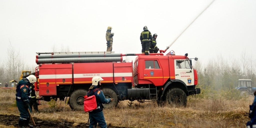 После падения беспилотника в Воронежской области загорелась трава