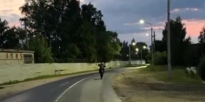 Incidente mortale a Sudogodskij: un ragazzo investito durante un trucco con un motociclo, preoccupazioni sulla sicurezza e sulla responsabilità dei giovani