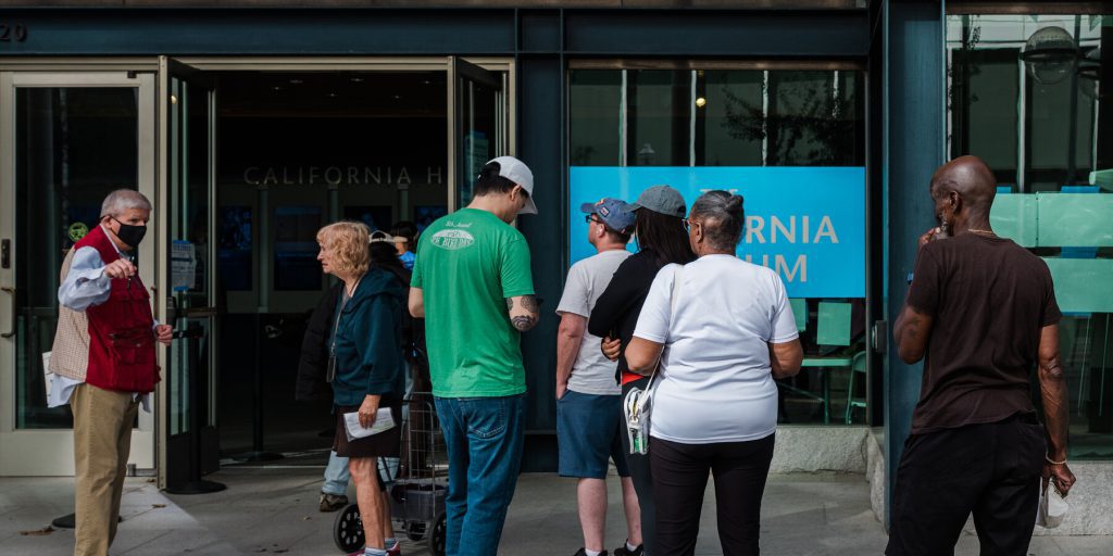 Californiani in fila per votare sulla Proposizione 50: una misura per la trasparenza o un'arma politica?