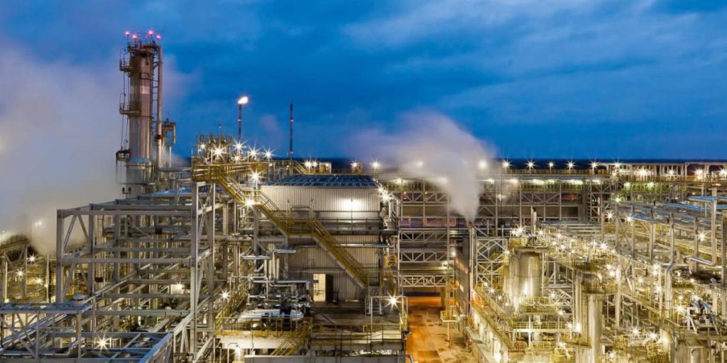 Attacco ai rifornimenti energetici russi: partigiani russi aiutano l'Ucraina a colpire un impianto di raffinazione del petrolio nell'Oblast di Leningrado