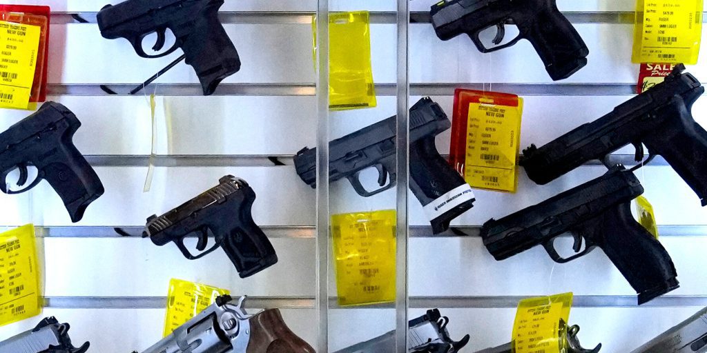 I Votanti del Maine Approvano la Legge "Red Flag" per Prevenire la Violenza Legata alle Armi da Fuoco