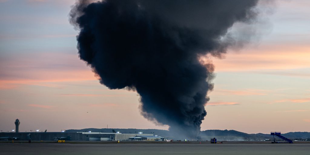 Incidente aereo a Louisville: sette morti e conseguenze per la sicurezza aerea e l'economia locale

Introduzione
Un incidente aereo ha colpito la città di Louisville, nel Kentucky, quando un aereo cargo della UPS è precipitato poco dopo il decollo. Le autorità hanno annullato tutti i voli dall'aeroporto di Louisville e hanno ordinato ai residenti locali di rimanere al coperto.

Approfondimento
L'incidente ha causato la morte di sette persone. Le autorità stanno ancora indagando sulle cause dell'incidente e stanno lavorando per garantire la sicurezza dell'area.

Possibili Conseguenze
L'incidente potrebbe avere conseguenze significative per la sicurezza aerea e per l'economia locale. La chiusura dell'aeroporto potrebbe causare ritardi e cancellazioni di voli, con possibili ripercussioni sulle attività commerciali e turistiche della regione.

Opinione
Purtroppo, incidenti del genere sono una tragica realtà che colpisce le comunità e le famiglie delle persone coinvolte. È fondamentale che le autorità e le compagnie aeree prendano misure per prevenire tali incidenti e garantire la sicurezza dei passeggeri e del personale.

Analisi Critica dei Fatti
L'incidente solleva interrogativi sulla sicurezza degli aerei cargo e sulle procedure di decollo e atterraggio. È importante che le autorità e le compagnie aeree analizzino i fatti e prendano misure per migliorare la sicurezza aerea.

Relazioni con altri fatti
Incidenti aerei simili sono accaduti in altre parti del mondo, sottolineando l'importanza della sicurezza aerea e della prevenzione degli incidenti. È fondamentale che le autorità e le compagnie aeree condividano informazioni e best practice per ridurre il rischio di incidenti.

Contesto storico
L'incidente di Louisville è l'ultimo di una serie di incidenti aerei che hanno colpito gli Stati Uniti negli ultimi anni. È importante che le autorità e le compagnie aeree prendano misure per prevenire tali incidenti e garantire la sicurezza dei passeggeri e del personale.

Fonti
La fonte di questo articolo è The New York Times. Per ulteriori informazioni, si prega di visitare il sito web della fonte originale.