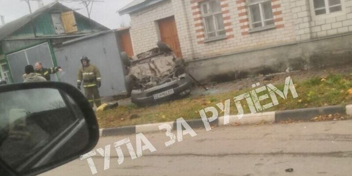 Легковушка перевернулась и влетела в дом после ДТП в Ефремове