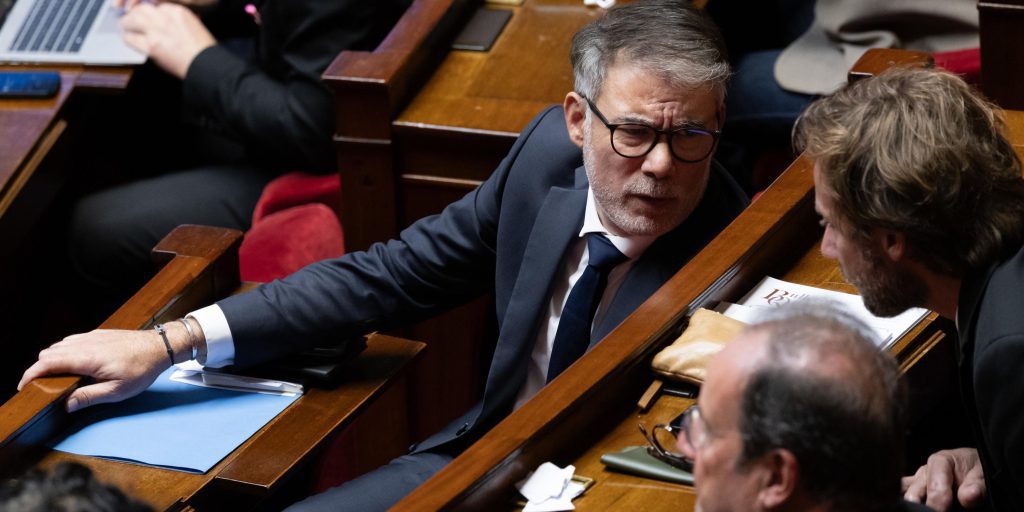 Olivier Faure obtient une première victoire symbolique sur Emmanuel Macron