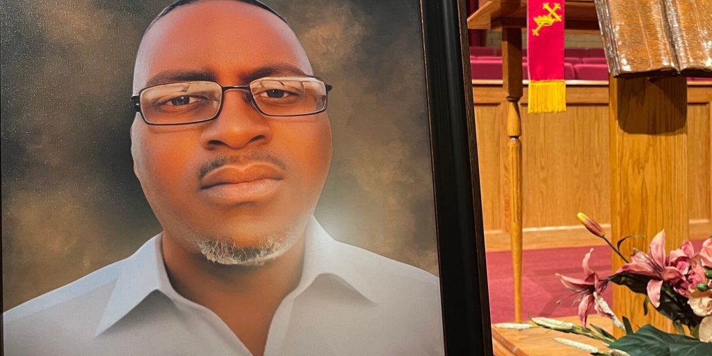 Agente di Polizia Penale del Kansas Accusato di Omicidio di Detenuto con Problemi di Salute