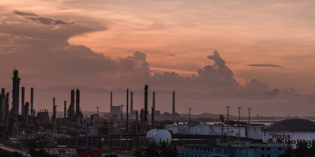 Chevron continua a estrarre petrolio in Venezuela: rischio calato, potenziale vantaggio