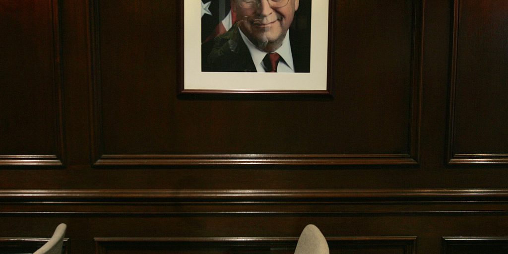 Il Declino del Conservatorismo Classico: Come l'Era di Trump ha Reso Obsoleta la Visione di Cheney

Approfondimento
Il conservatorismo di Dick Cheney, che un tempo era considerato il simbolo del conservatorismo intransigente, non è più rilevante nell'era di Trump. Il cambiamento nel panorama politico ha reso obsolete le idee e le strategie di Cheney, che si basavano su una forte opposizione al liberalismo e alla politica di centro.

Possibili Conseguenze
La perdita di rilevanza del conservatorismo di Cheney potrebbe avere conseguenze significative sulla politica americana. Potrebbe portare a un cambiamento nella leadership del Partito Repubblicano e a una riconsiderazione delle strategie politiche, con un possibile spostamento verso posizioni più estreme e populiste.

Opinione
È opinione comune che il conservatorismo di Cheney non sia più adatto ai tempi moderni. La sua visione politica, che un tempo era considerata radicale, ora sembra obsoleta e non più rilevante, in quanto non tiene conto delle nuove sfide e delle nuove realtà politiche e sociali.

Analisi Critica dei Fatti
Un'analisi critica dei fatti rivela che il conservatorismo di Cheney è stato superato da un nuovo tipo di conservatorismo, più estremo e populista. Questo cambiamento è stato accelerato dall'ascesa di Donald Trump e dal suo stile di politica, che ha capitalizzato sulla frustrazione e sulla rabbia dei cittadini americani.

Relazioni con altri fatti
Il declino del conservatorismo di Cheney è legato ad altri eventi politici, come la crescente polarizzazione della politica americana e la perdita di fiducia nelle istituzioni tradizionali. Questi fattori hanno contribuito a creare un ambiente in cui il conservatorismo di Cheney non è più rilevante, e in cui nuove forze politiche e nuove idee possono emergere.

Contesto storico
Il conservatorismo di Cheney si è sviluppato in un contesto storico specifico, caratterizzato da una forte opposizione al liberalismo e alla politica di centro. Tuttavia, il cambiamento nel panorama politico ha reso questo tipo di conservatorismo obsoleto, e ha aperto la strada a nuove forme di conservatorismo e a nuove sfide per la politica americana.

Fonti
Fonte: The New York Times